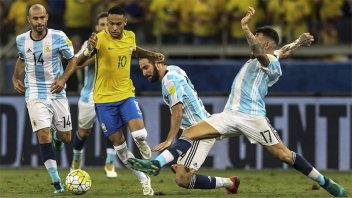 Argentina y una dura batalla: Brasil nunca perdió como local en las Eliminatorias