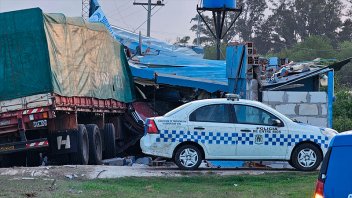 Choque contra puesto caminero: identidad del fallecido y dieron alta a policías