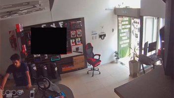 Simuló ser un cliente, pero se robó un celular y quedó filmado