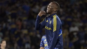 Tras la partida de Barco, Boca busca blindar al peruano Luis Advíncula
