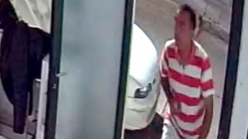 Video: sujetó ingresó a un comercio y robó una mochila en la que había dinero