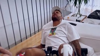 Neymar mostró cómo lleva adelante la recuperación de la rodilla: video