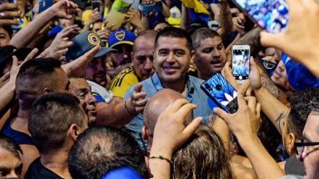 Riquelme salió a saludar a los hinchas de Boca durante el banderazo a su favor