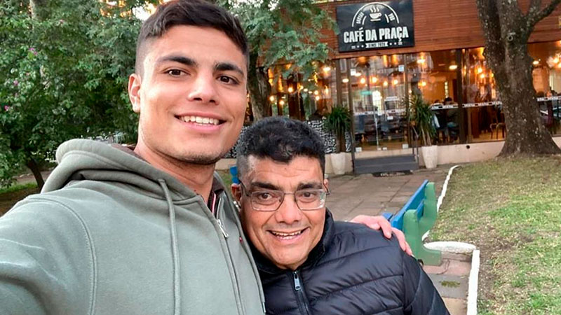 Mat&iacute;as Chirino, junto a su padre, Ezequiel.