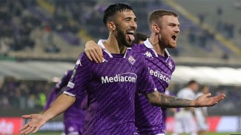 Goles argentinos para la victoria de la Fiorentina por la Conference League: los tantos del 2 a 1