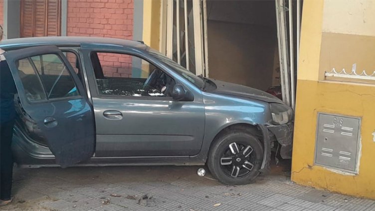 Conductora hizo mala maniobra, chocó un árbol y se incrustó en un garaje