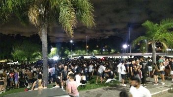 Estudiantes secundarios de Paraná celebraron el “último último día” de clases