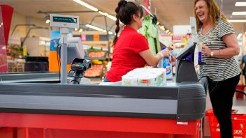 Trabajadores de varios supermercados cobrarán un bono de 70.000 pesos