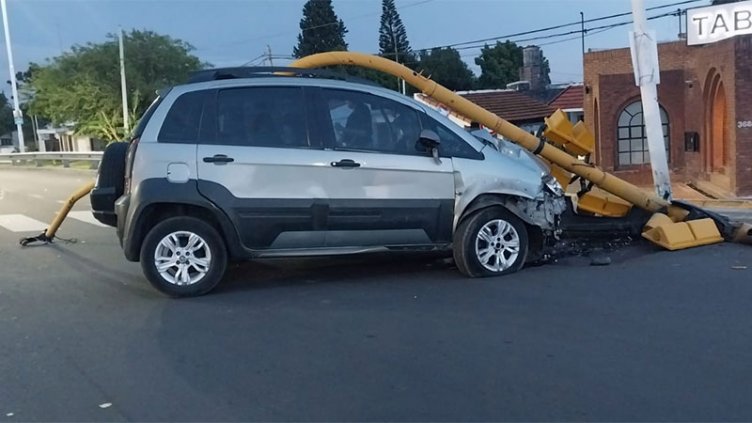 Automóvil despistó y chocó contra un semáforo en Paraná