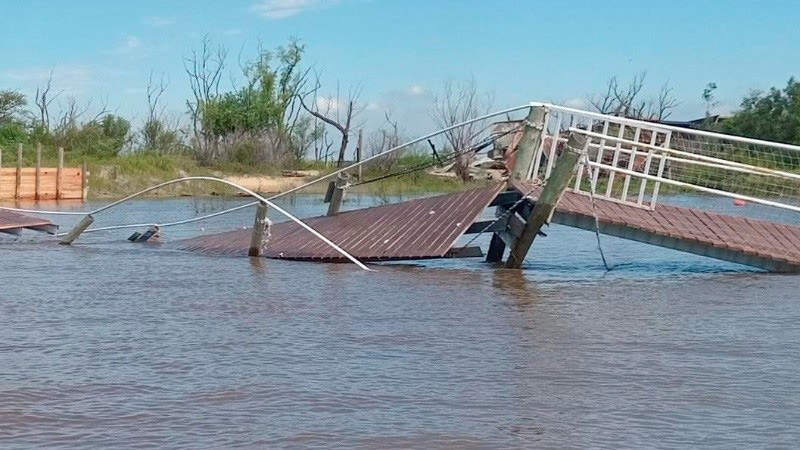 La Crecida Del Río Paraná Derrumbó Un Muelle En Una Isla Frente A