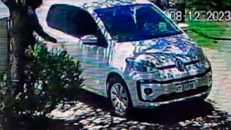 Video: robaron un auto a plena luz del día y en menos de un minuto ...