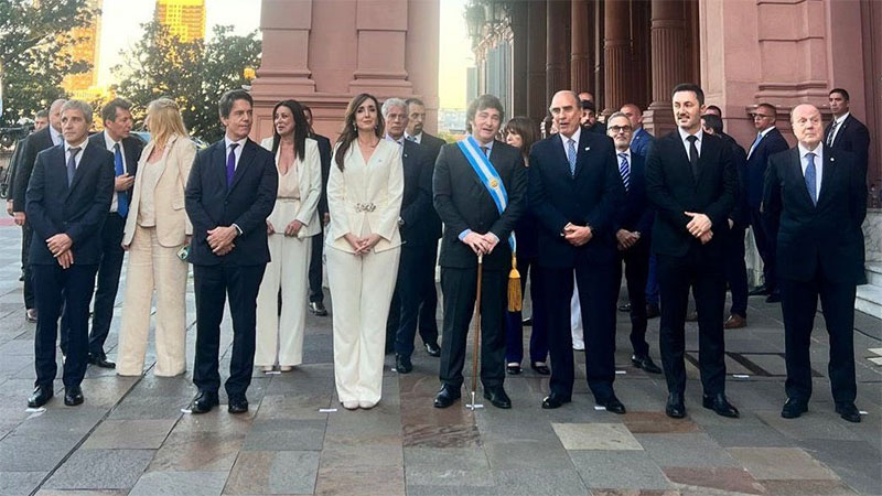 Oficializaron los primeros decretos de Milei con reestructuración del  gabinete - Política - Elonce.com