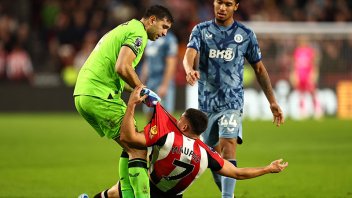 En Inglaterra criticaron el comportamiento de Dibu Martínez en la Premier League