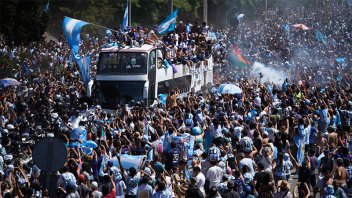 Hinchas argentinos celebran su primer día nacional, a un año del título de la Selección