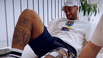 Video: el sufrimiento del brasileño Neymar en plena recuperación de su operación