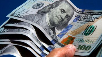 El dólar blue bajó $10 y cerró $1.045: el Central vendió US$92 millones