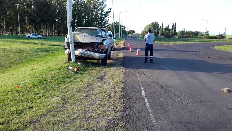 Conductor chocó su camioneta contra un poste de luz y la dejó ...