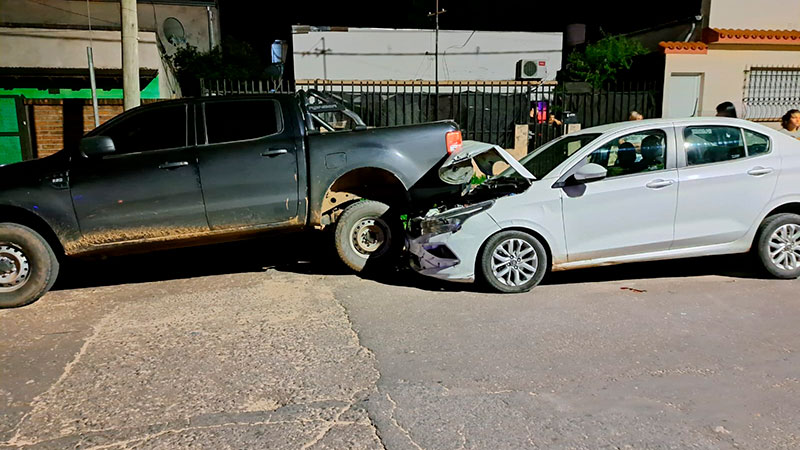 Un conductor perdió el control del auto y chocó dos vehículos ...