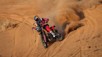 El argentino Kevin Benavides ganó la etapa en motos del Dakar tras un recargo