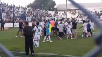 Video: partido de una liga regional terminó en pelea entre hinchas y jugadores