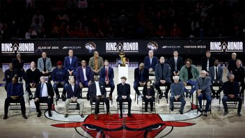 Sin sus estrellas, los Chicago Bulls realizaron un tributo que terminó en abucheos y llantos