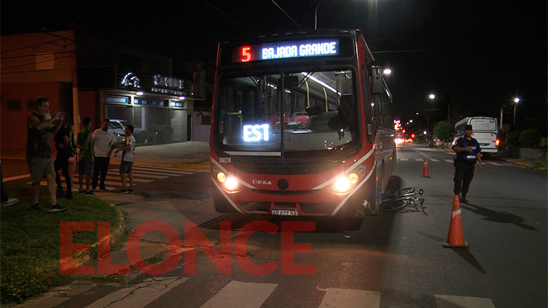 Colectivo chocó a una ciclista: la mujer tuvo que ser hospitalizada ...