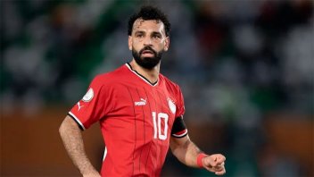 La recuperación de Salah será más larga y regresa a Inglaterra para curarse