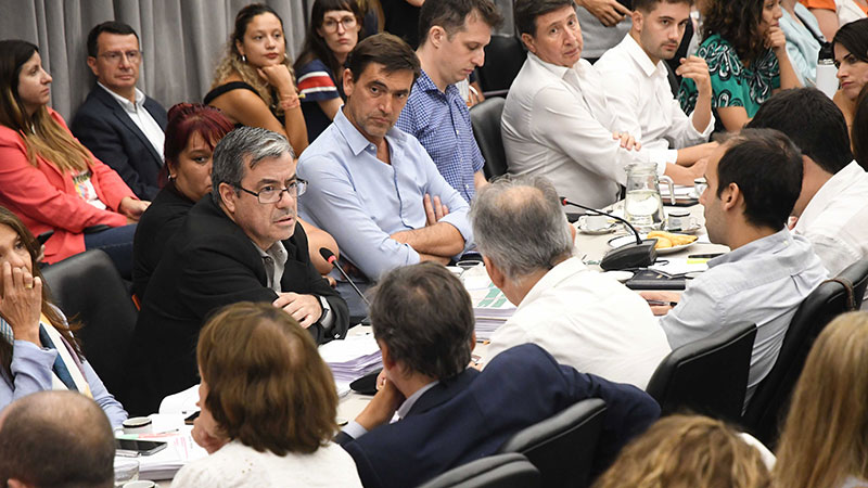 Ley ómnibus: tras lograr dictamen de mayoría, se pospone el debate en ...