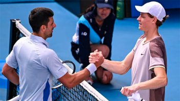 Sinner es finalista en Australia al cortarle la serie victoriosa a Djokovic