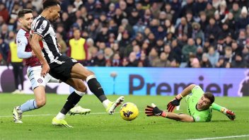 Aston Villa, con Dibu Martínez de titular, cayó ante Newcastle: goles del 3-1