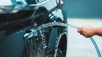 Qué días y horarios se pueden lavar veredas y vehículos en Paraná