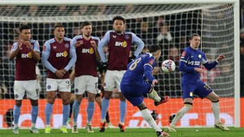 Con un golazo de Enzo Fernández, Chelsea eliminó al Aston Villa del Dibu Martínez: goles del 3-0