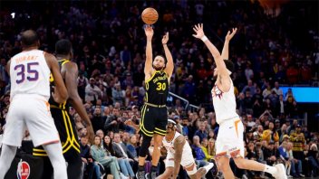 Video: Curry metió un asombroso triple desde 10 metros y a 3 segundos del final