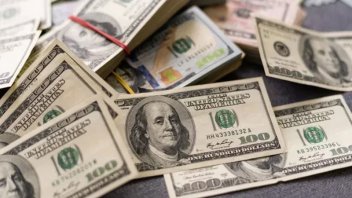 El dólar blue bajó $5 y cerró la semana en $1040