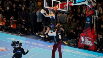 Video: el impresionante salto para ganar el concurso de volcadas en la NBA