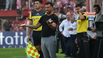 Carlos Tevez renunció como director técnico de Independiente
