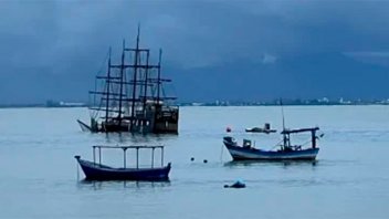 “Barco pirata” se hundió en playas de Bombinhas y contaminó mar con combustible