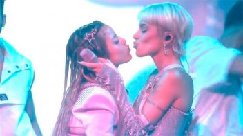 El apasionado beso entre Emilia Mernes y Tini Stoessel tras show