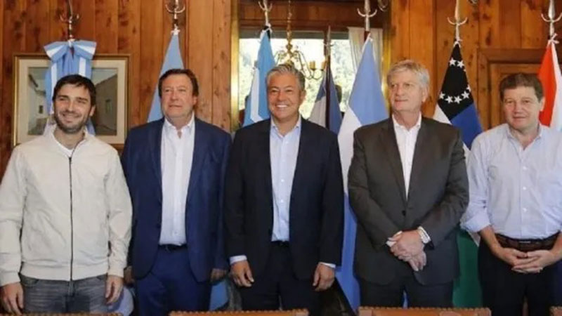 Gobernadores patagónicos amenazan con suspender producción del petróleo