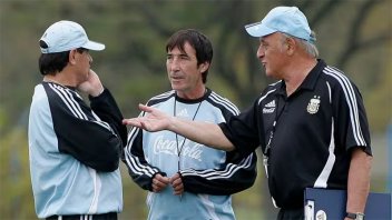 Tras 16 años, Basile señaló a Maradona y Gago como culpables de su renuncia a la Selección