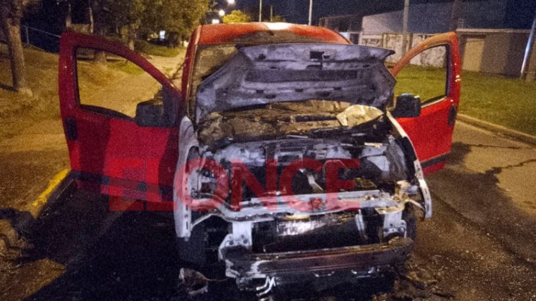 Fotos y videos del incendio de un auto en la zona sur de Paraná