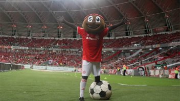 Escándalo en Brasil: denuncian a la mascota de un equipo de fútbol por acoso sexual