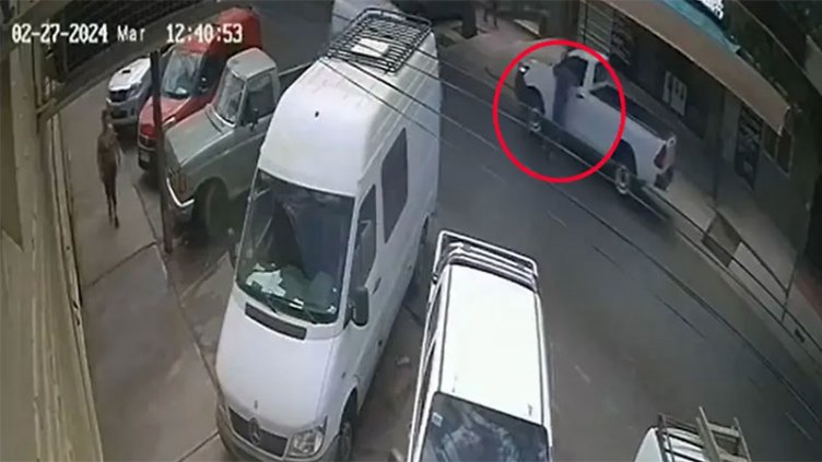 Video: se “colgó” de camioneta para evitar el robo y terminó gravemente herido