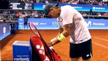 Video: a lo Gaudio, tenista vivió insólito momento con el teléfono en pleno juego
