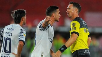 El árbitro de la polémica tuvo un cruce con un jugador de Independiente y le respondió a Tevez