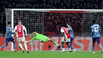 Dibu Martínez, crucial en el empate del Aston Villa en Conference League: resumen del 0-0