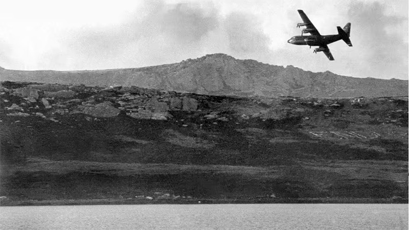 Un H&eacute;rcules C-130 sobre Malvinas durante la guerra