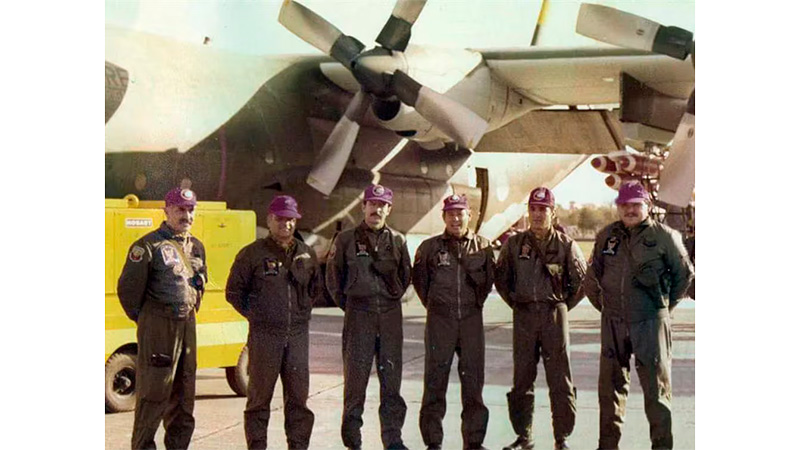 La heroica tripulaci&oacute;n del H&eacute;rcules TC-68: vicecomodoro Alberto Vianna, capit&aacute;n Andres Valle, capit&aacute;n Roberto Cerruti, suboficial principal Pedro Razzini, suboficial auxiliar Carlos Nazzari y cabo primero Carlos Ortiz
