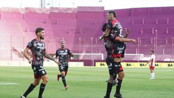 Con polémica, Barracas venció a Huracán y se afianzó en su zona: el gol del 1-0
