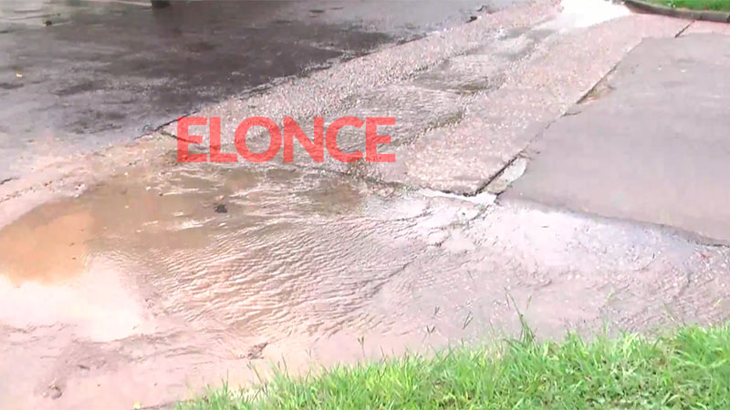 Vecinos reclaman por un caño roto que pierde agua | Elonce.com
